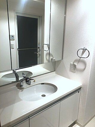 三面鏡にハンド...