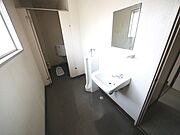 トイレ＆洗面所（隣の事務所と共用です）