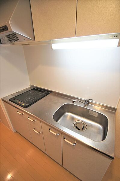 画像10:人気のシステムキッチンです。調理スペースが広く使い勝手良好です。