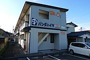 2階建てアパート（パンダマークが目印）