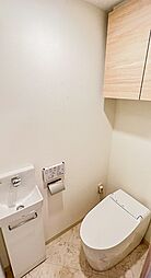 [トイレ] 清潔感溢れるトイレ。落ち着いた空間で安らぎのひとときをお過ごしいただけます。