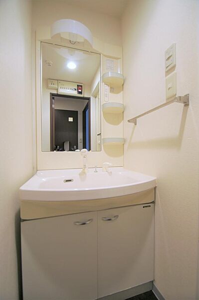 画像18:シャワー付き洗面化粧台です。身だしなみを整える際に便利です。