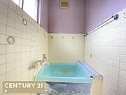 【浴室】深めの浴槽なので肩までしっかり浸かれます
