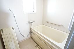 [風呂] 時間を気にせずゆっくりとバスタイムが楽しめる追焚き給湯の浴室です。