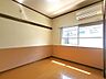リビング/ダイニング：洋室6帖、照明器具は備え付けです。