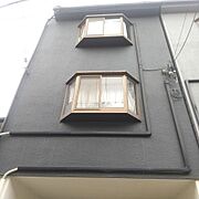 2・3階窓は出窓になっています。黒基調の精悍な外観と相まって引き締まった立体感が感じられます。出窓にちょっとした小物が置けるスペースがあるのもうれしいですね。