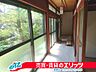 室内：庭に面した南側の縁側には明るい日差しが入ってきます。