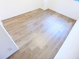 [居間] 《約6.0帖洋室》 木目調のフローリングを採用し、暖かみのある空間に仕上がりました。