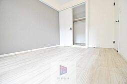 [寝室] 清潔感あるホワイトの壁紙と温もり溢れるカラーの床材が見事に調和した本邸宅。毎日の生活を少しでも快適に過ごして頂ける様、飽きの来ない雰囲気が大切です。