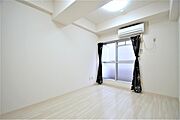 洋室１０．６帖、照明器具は備え付けです。