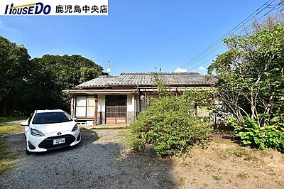 外観:東向き【敷地面積1414.27m2(427.81坪)】上物有り、現況でのお引渡しです。 外観:東向き【敷地面積1414.27m2(427.81坪)】上物有り、現況でのお引渡しです。
