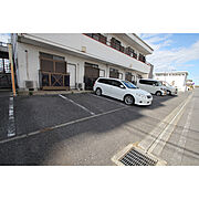 建物目の前が駐車場です