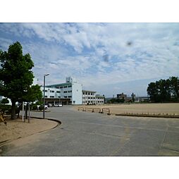 中学校「奥田中学校まで2300ｍ」