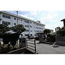 中学校「堀川中学校まで1900ｍ」