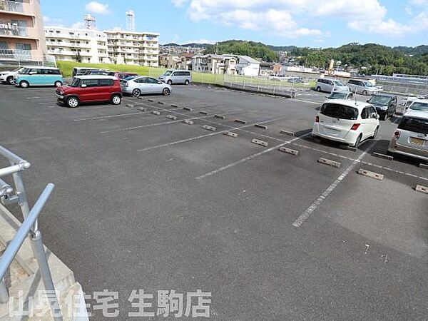 画像14:駐車場