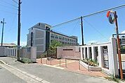 豊中市立第十八中学校 471m