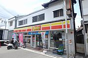 デイリーヤマザキ箕面桜井店 69m