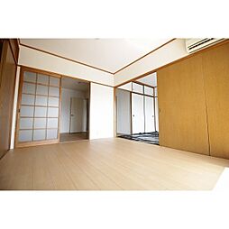 ロイヤル・ヤエ 402 4階3DKのリビング/ダイニング