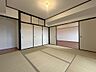 和室：マンションでは珍しい8帖の和室です