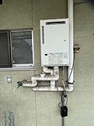 洗濯機置場はガス給湯器の左側になります。