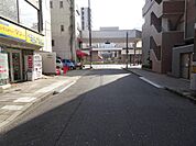 角を曲がると四ツ道路バス停すぐそば♪