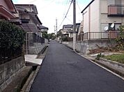 交通量の少ない静かな前面道路です。