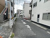 車の通りの少ない前面道路です♪
