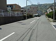 車の通りの少ない前面道路。