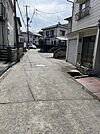 静かな前面道路。