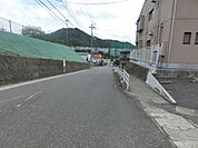 しっかりと歩道が確保された前面道路。