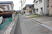 交通量の少ない前面道路です。