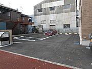 停めやすい二重白線の駐車場♪