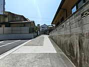 交通量の少ない前面道路。