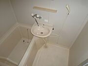 お風呂には洗面台が付いています♪もちろんバス・トイレ別！