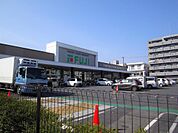 スーパー、徒歩4分です。