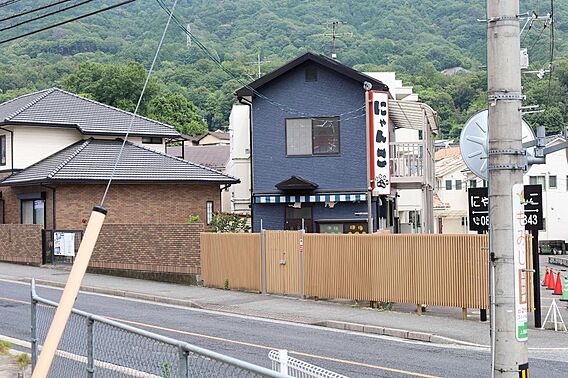 温品通りに面す...