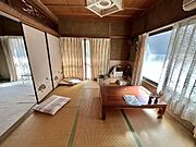 1階の和室です。大きな窓から明るい陽射しが降り注ぎ、気持ちよく過ごせそうですね。