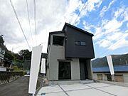 2024年6月完成◆ブラックとグレーの外壁に切妻屋根が美しい外観です。