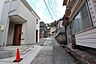 周辺：交通量の少ない静かな前面道路です。お仕事終わりなどにもお車でのお買い物もしやすい立地。