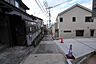 周辺：交通量の少ない静かな前面道路です。小・中学校への通学もしやすい立地！バス停徒歩1分です。