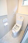 トイレットペーパーなども保管できる棚付き！ウォシュレットの操作などもしやすい壁付リモコン仕様です。