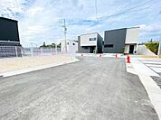 綺麗に舗装された前面道路です。フジグラン東広島でお車で6分でお買物も便利な立地です