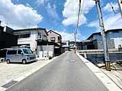 一方通行の前面道路です！小学校まで徒歩6分！小さなお子様の通学や送り迎えもしやすい立地です。