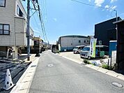 一方通行の前面道路です！最寄りバス停まで徒歩2分で通勤・通学、お出かけもしやすいです。