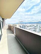 日当たり・風通し良好で広々としたバルコニーです。お洗濯物が多い日でも安心ですね♪