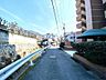 周辺：交通量が少ない前面道路です。小学校まで徒歩4分でお子様も通学しやすい立地です！