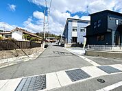 交通量の少ない静かな前面道路です！スーパー徒歩8分！毎日のお買い物にも便利で自転車でも徒歩でも◎