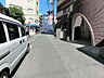 周辺：交通量の少ない一方通行の前面道路です。小学校まで徒歩6分！最寄りバス停も徒歩2分で通学・通勤にも便利