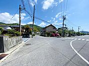 広く見通しの良い前面道路です。