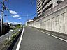 周辺：前面道路はお車が離合できる広さがあります。バス停が近いので通勤通学にも便利♪
